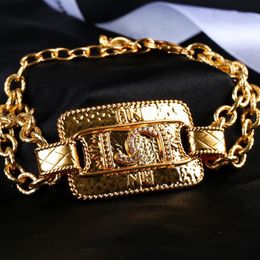 Vintage Gold Necklace Luxury Forged Necklaces Womens Pearl Neck Lace Initial Pendant Designer Designer Letters Relief Sculpture Bracelet Retro Pendant Necklaces