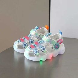 Sandals Baby Sandals Lights on Girls Boys Beach Shoes Soft Soles Fashion Toddler Baby Shoes Led Girls Sandals Y240515ADNL