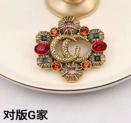 Designer Letters Brooch Fashion Famous Double Brooches Ruby Crystal Pearl Luxury Couples Individuality Rhinestone Suit Pin Jewelry5460295