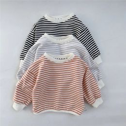 Tops 03y Cute Baby Striped Sweatshirts Girl Loose Simple Baby Bottoming Shirt Boy Allmatch Cotton Long Sleeves Tshirt