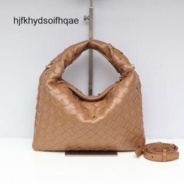 Large Winter Hop Bottegs Cow Bags 24 Venets New Mini Designer Handmade Woven Cowhide Bag Capacity Magnetic Buckle Women Purse Horn Underarm Womens Crossbody VPQI