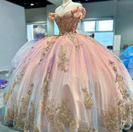 Pink Princess Ball Gown Quinceanera klänningar Guldapplikationer spetspärlor Sweet 16 klänning snörning födelsedagsklänningar vestidos de 15 anos