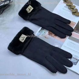 Designer Leather Five Fingers Uggg Gloves High-Quality Women Men Short Fleece Thickened High-Quality Glove Vintage Trendy Solid Simple Protective Gloves 730