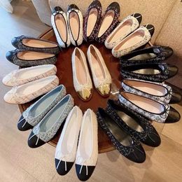 2024 Top-Kleiderschuhe Frau Ballett Flats Heels Schuhe 100% Cowide Brief Bow Hochzeitsschuhe Fashion Black Boat Schuh Lady Leder Trample Lazy Loafer Sneaker 35-42