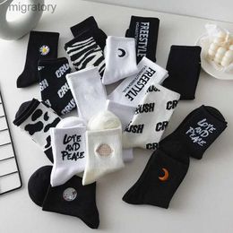 Men's Socks Harajuku womens neutral hip-hop socks street clothing black and white winter fashion yq240423