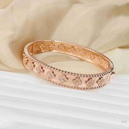 Bracelets Designer Clover Bracelet Bangle for Women 18k Gold Plated Diamond Four Leaf Perlee Sweet Clover Flower Cuff Valentine Party Designer Jewelry