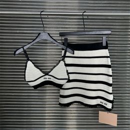 Kırpılmış Kadın Örme Tanklar Üstler Etek Seti Çizgili Lüks Tasarımcı Örgüler Kıyafetler Tank Singlet etekler Seksi Bandeau Singlets Elbise Set