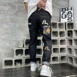 Trendiga helt nya fushen -storlek Jacquard Men's broderade Damo -jeans med raka tryck lösa avslappnade byxor 590200