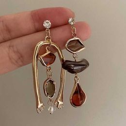 Charm French Retro Art Abstract Style Drop Earrings for Women Fashion Asymmetrical Design Korean Version Personality Earrings Jewellery Y240423