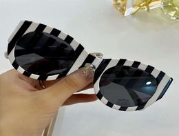 White Black Stripe Plastic Cat Eye Sunglasses Grey Lens gafas de sol Women Luxury Designer sunglasses Shades Eyewear new with box9773687