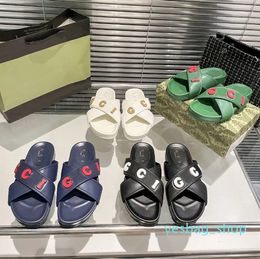 Sandálias femininas italianas verão solo sola moda de moda versátil designer slide slide masculino e feminino Sapatos de marca plana