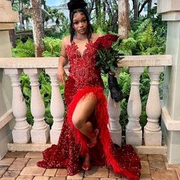 Luxury Burgundy Feathers Sequins Ruched Silt Prom Dress 2024 For Black Girls Mermaid Party Gala Gown Vestidos De Festa