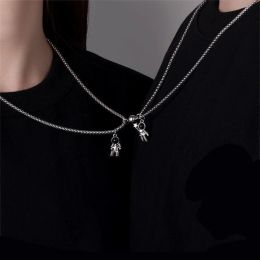 Necklaces 2PC Astronauts Magnet Attraction Pendant Couple Necklace Friendship Jewellery Creative Cool Chain Necklaces for Women Men Gifts