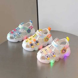 Flat shoes Baby Sandals Lights on Girls Boys Beach Shoes Soft Soles Fashion Toddler Baby Shoes Led Girls Sandals Y240423