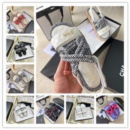 Designerinnen Frauen-Slipper Gurken Sommer High-End Original Die gleichen flachen Sandalen Farbe gewebte Kette Trendy Mode Sandale de Chypre