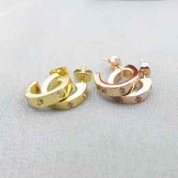 Hög upplaga fashionabla VanCleff örhängen älskar c-formade örhängen 18k guldörhängen öronstuds kvinnor trendig design