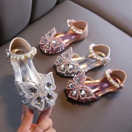 Slipper Kids Sandals for Girls Spring Summer Children Rhinestone Butterfly Dress Flat Sandals Fashion Causal Princess Pearl Single Shoes Y240423