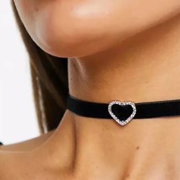 Necklaces Black Velvet Heart Choker Necklace For Women Sexy Punk Lace Necklaces with Crystal Heart Chockers Collar Retro Neck Jewelry Gift