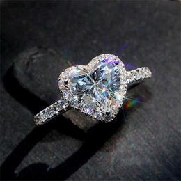 Band Rings Luxury Silver Colour Heart Ring for Women Exquisite Fashion Metal Inlaid White Zircon Stones Wedding Engagement Jewellery H240424