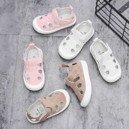 Sandaler Kids Sandaler Summer Girls Boys Cut Out Sneakers Andningsbara barn Sportskor Stängt tå Baby Toddlers Beach Sandalias Flats 240423