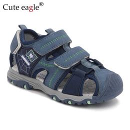 Sandals Summer Boys Closed Toe Sandals Newest Children Soft Leather Walking Sandal Adjustable Shoes for Beach Travel Sports Activities 240423