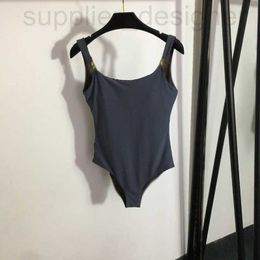 Женский дизайнер купальных костюмов 2023 Летний новый минималистский металлический плеч