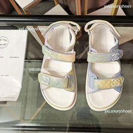 Дизайнерские туфли Paris New Women's Lebro Sandals Summer Beach Luxury Высококачественные повседневные квартиры Женские пляжные сандалии