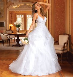 Stilig lång tyll v-hals spets bröllopsklänningar a-line vit rufsa vestido de noiva svep tågknappar bakre brudklänningar