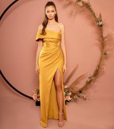 Elegant lång gul satin prom klänningar med slits mantel en axel ärmlös golvlängd dragkedja baksida för kvinnor
