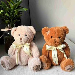 Plüschpuppen 1pc 18 cm schöne Patchbär Dolls Teddybär Weichgefüllte Spielzeugbär Baby Spielzeug Kinder Mädchen Geburtstag Brinquedos Hochzeit Geschenke 2404