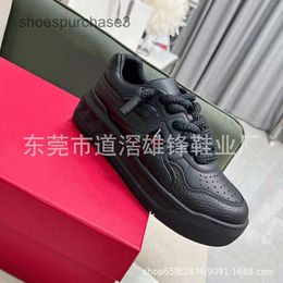 Leather designers shoes V Thick Designer Sneaker Shoes Sole Genuine Version Shoe Sports High Lace Riveted Up Val Casual Men Women Small Valentti M4KY D2S D02I