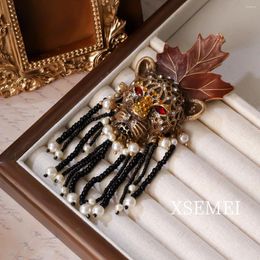 Brooches European And American Fashion Medieval Retro Style Inlaid With Sparkling Rhinestones Animal Elements Leopard Head Tassel Brooch