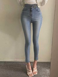 سراويل جينز للسيدات جينز نسائي عالية الخصر مع تصميم الزر الضيق سراويل مرنة الساق 2023 الموضة الكورية للنساء الملابس 240423