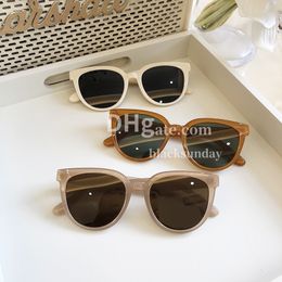 Luxury Designer Women Sunglasses Transparent Lens Glasses Leisure Goggles Womens Radiation Protection Glasses