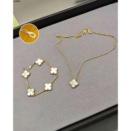 Four-leaf Clover Necklace Bracelet Womens Gold Pendant Letters Titanium Steel Jewelry Girls Best Wedding Gift Party Bracelet Chain Designer Jewelry Set