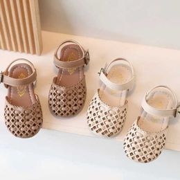 Sandals Summer Children Sandals Hollow Out Closed Toe Girls Shoes Soft Sole Breathable Princess Beach Sandals Kids Flat Roman Shoes 240423