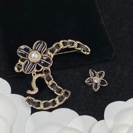 Womens Personalised Brooch Designer Flowers Shaped Retro Brooches Ladies Mens Luxurys Pearl Gemstone Pins Classic Letter Fashion Brooches