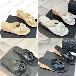 Женские тапочки Thong Classic Flip-Flop Sandal Sandal Wedge Low Corky Heels 7 см с Camellia Flower Pearls Retro Slides Designer Outdoor Leisure Beach Shoes