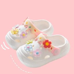 Sandaler sommar barn tofflor baby söta blommor mjuka ensamma sandaler inomhus mjuk anti slip flicka sandaler hålskor barn strandskor 240423