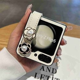 Cell Phone Cases Luxury Korean 3D Pearl Camellia Hand Strap Bracket Case for Samsung Galaxy Z Flip 5 5G Z Flip5 Zflip5 Cover with Holder d240424