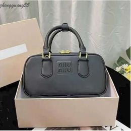 Miumiubag Luxury Cross Body Totes Handbag Fashion Miui Lolita Bag Cowhide Leather Womens Mens Briefcases Clutch Arcadie Designer Bags Bowling Cosmetic 3140