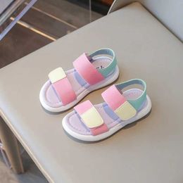 Sandaler barnsandaler Summer Korean Style Girls Flat Sandals Fashion Open-Toe kausal mjuk botten barn strandskor skola mångsidig 240423