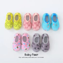 Walkers Baby Socks Sapatos Estilo de verão Baby Primeiros caminhantes com borracha