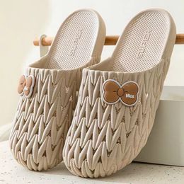 Summer Nuovi scarpe Hole Slifori Baotou per donne Anti Slip Cute Casual Casual Home Outwear Soil Sole Baglie traspirante Gai