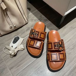 Hochwertige Sandale berühmte Designerin Frau Leder Beach Hausschuhe Sommerschwimmschiebschuh Schuhmenschen im Freien Slipper Schnalle Sandale Mode Frauen Doppel ff flache Folie