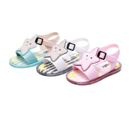 Sandaler 2024 Nya mini Sed Jelly Shoes Girl and Boy Fashion Summer Sandal Moon Star Childrens Non Slip Flat Sole Beach Shoes 240423