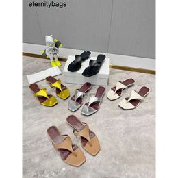 Die Reihe der Reihenclip-Zehen Flip-Flops 2023 Sommer Neuer Schaffell flacher Hausschuhe minimalistische Mode Sandalen Frauen Frauen tragen