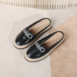 Designer Chlee Slippers Womens Commuter Printed Flower and Grass Weaving Shoes 23 Spring Summer New Product Baotou Flat Bottom Half Sandals Casual