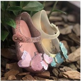 Sandals Hot Sale New 2024 Childrens sparkle butterfly jelly shoes original mini princess beach sandals fashion PVC sequin shoes HMI039 240423