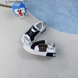 Hq26 Kids Brand Designer Skateboard and Shoes Children Printed Embroidered Soft Leather Toddler Boy Girl Graffiti Sneaker s S02 Wtgw 8ut 55g3 Ejz2 6XX9